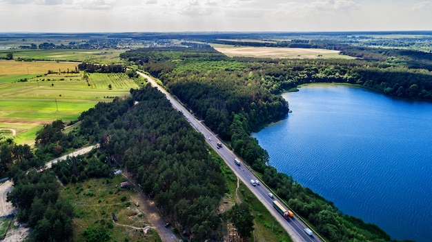 Miasto o zachodzie słońca z drona