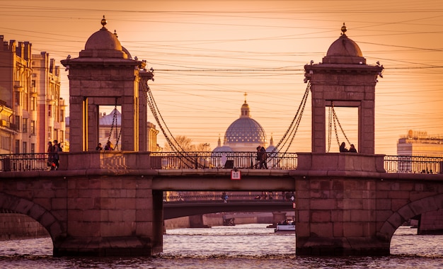Miasto Odbicie Mostu Nad Rzeką W Sankt Petersburgu, Rosja, Widok Na Most Na Rzece Fontanka Jesienią,