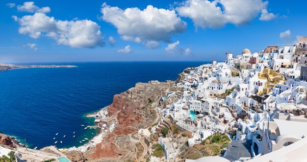 Miasto Oia na wyspie Santorini, Grecja. Kaldera na Morzu Egejskim. Słynny krajobraz wakacyjnych podróży letnich