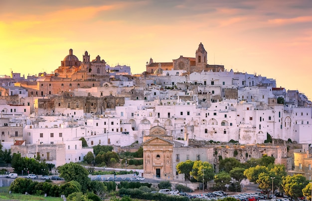 Miasto Ostuni w zachodzie słońca. Białe miasto w regionie Apulia, południowe Włochy