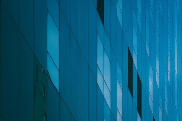 Miasto oświetla nowoczesną architekturę podczas niebieskiej godziny