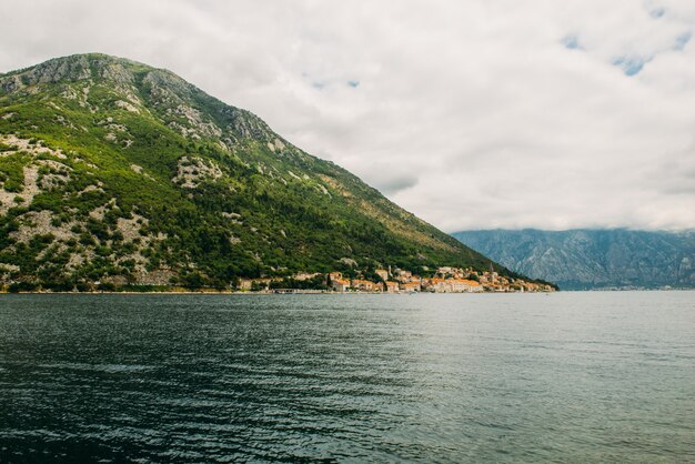 Zdjęcie miasto perast. czarnogóra. miasto perast w zatoce kotorskiej