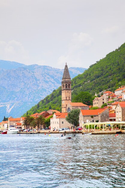 Miasto Perast nad brzegiem Zatoki Kotorskiej w Czarnogórze