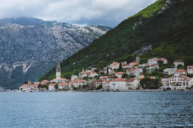 Miasto Perast Nad Zatoką Kotorską W Czarnogórze