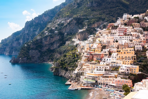 Miasto Positano na wybrzeżu Amalfi w południowych Włoszech