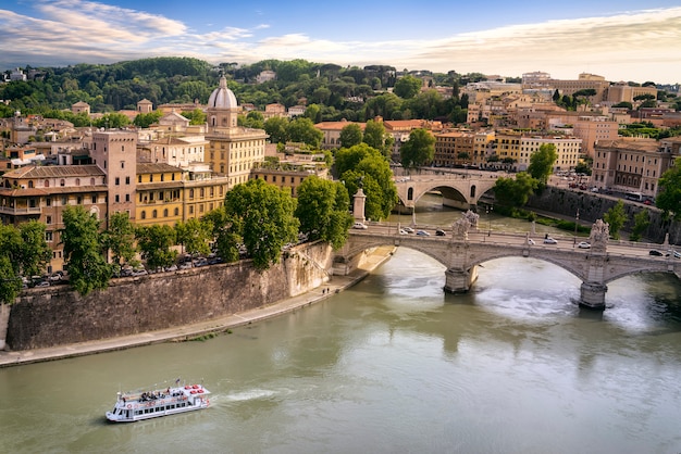 Miasto Rzym i rzeka Tiber