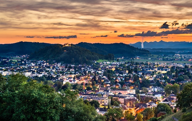 Miasto Staufen ze wzgórzem Staufberg w Szwajcarii o zachodzie słońca