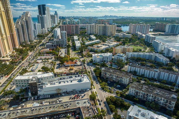 Miasto Sunny Isles Beach z luksusowymi wysokimi hotelami i budynkami mieszkalnymi na brzegu Oceanu Atlantyckiego Amerykańska infrastruktura turystyczna na południowej Florydzie