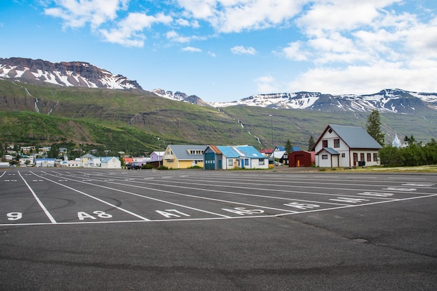 Miasto Syedisfjordur we wschodniej Islandii w letni dzień