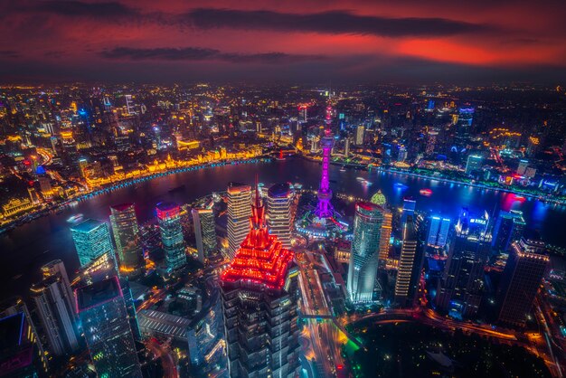 Zdjęcie miasto szanghaj z góry z rzeką i porannym niebem w tle szanghaj chiny