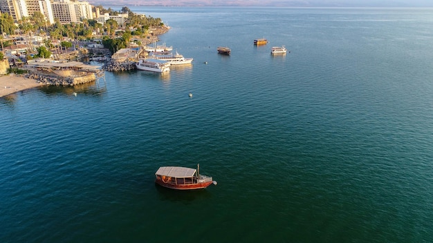 Miasto Tiberias Widok z lotu ptaka na Jezioro Galilejskie Izrael