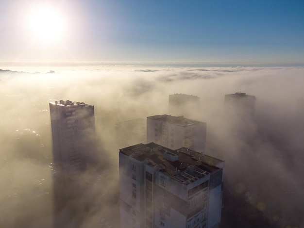 Miasto we mgle o poranku z lotu ptaka Warna Bułgaria