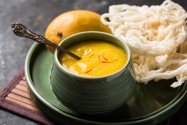 Miąższ z mango Aam Ras lub Alphonso z kurdai, czyli smażonym daniem z pszenicy lub gehu. selektywne skupienie