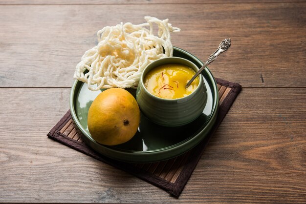 Miąższ z mango Aam Ras lub Alphonso z kurdai, czyli smażonym daniem z pszenicy lub gehu. selektywne skupienie