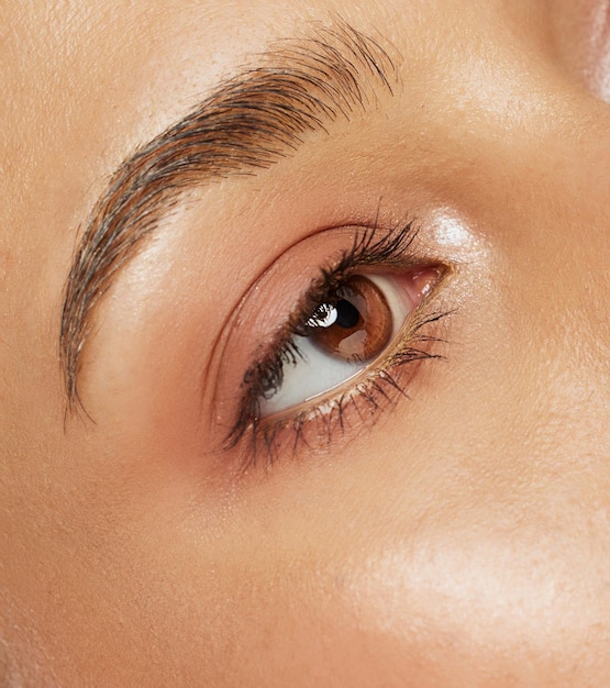 Microblading oko i modelka twarz kobiety do pielęgnacji oczu i zbliżenie urody Zbliżenie kobiecych oczu ze zdrową pielęgnacją skóry, odnowy biologicznej i świecącą skórą gotową do badania wzroku lub laminowania brwi