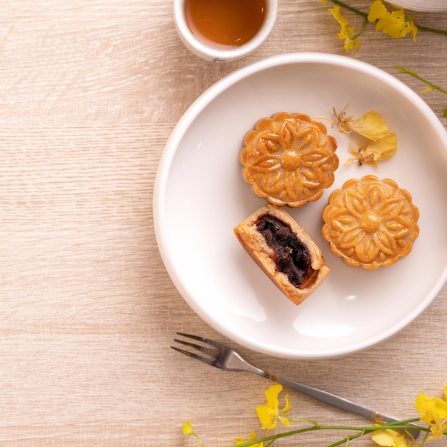 MidAutumn Festival świąteczna koncepcja projekt księżycowego ciasta mooncakes zestaw herbaty na jasnym drewnianym stole z kopią przestrzeni widok z góry płasko leżał napowietrzny strzał