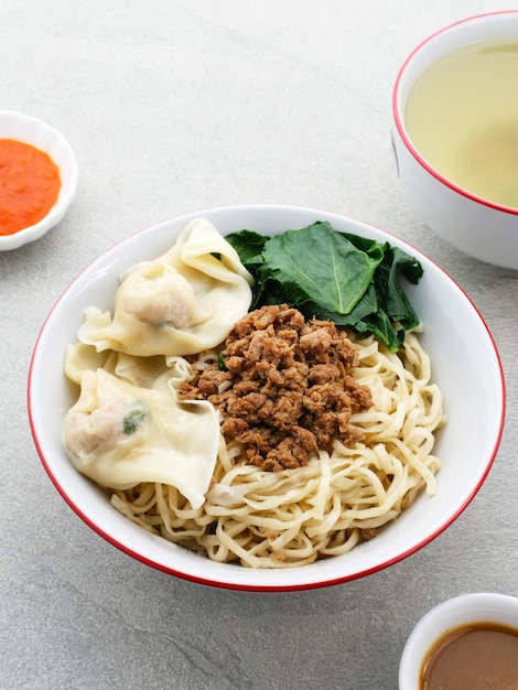 Mie Ayam Pangsit Noodles z pierożkami z kurczaka i warzywami to popularne w Indonezji jedzenie