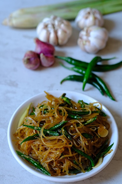 mie goreng cabe hijau pedas. smażony makaron z zieloną przyprawą chili. Kuchnia indonezyjska.