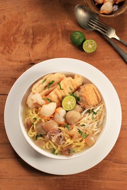 Mie Kocok Bandung. Tradycyjne danie sundajskie z zupy z makaronem wołowym z Bandung, Jawa Zachodnia.