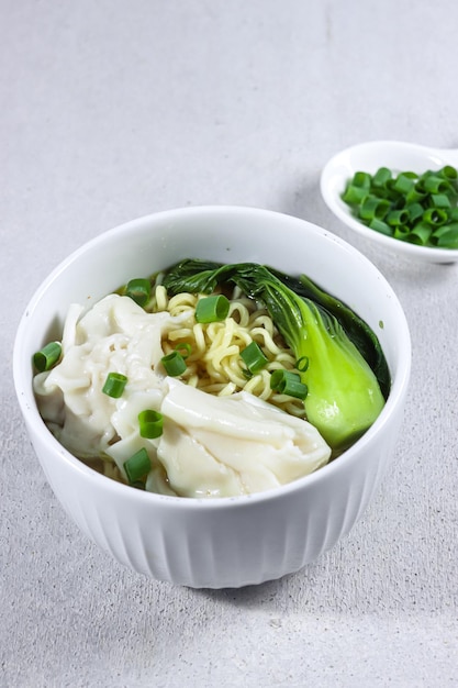 Mie Sup pangsit lub zupa z makaronem wonton to chińska knedle wonton z makaronem w klarownej zupie