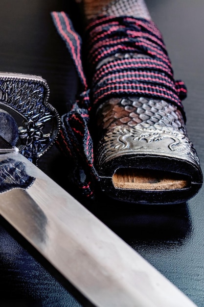 Miecz samurajski na czarnym drewnianym stole
