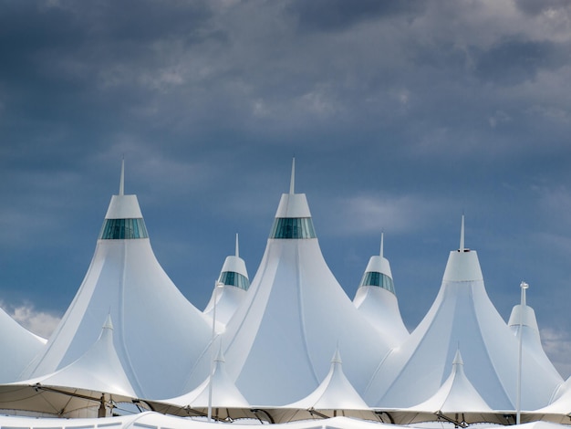 Międzynarodowe lotnisko w Denver znane jest ze spadzistego dachu. Konstrukcja dachu odzwierciedla ośnieżone góry.
