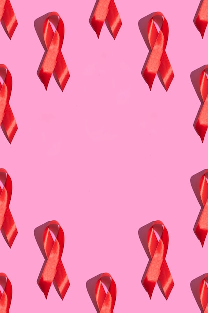 Międzynarodowy Dzień Aids. Czerwona Wstążka Z Twardym Cieniem Na Różowym Tle. Koncepcja świadomości Aids. Zdjęcie Pionowe. Próbka. Z Kopią Miejsca