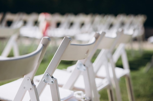 Miejsce ceremonii ślubnej krzesła siedzące dla gości weselnych