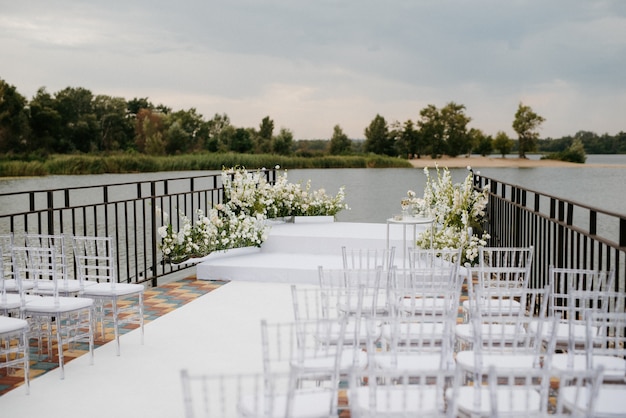 Miejsce ceremonii ślubnej, na kamiennym molo nad wodą