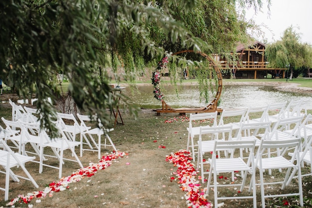 Miejsce Ceremonii ślubnej, Wystrój Krzeseł łukowych