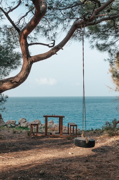 Miejsce na biwak turystyczny i ognisko ze stołami i ławkami w drewnie na wybrzeżu mediteryjskim Turcja