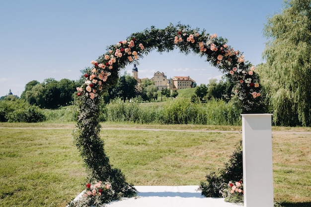 Zdjęcie miejsce na ceremonię ślubną na ulicy urządzone miejsce weselne