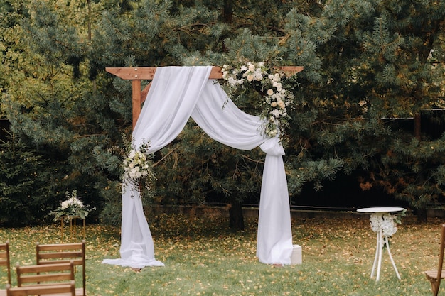 Miejsce na ceremonię ślubną w naturze piękny wystrój ślubu