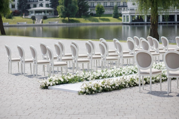 Miejsce na ceremonię ślubną w ogrodzie na zewnątrz kopia przestrzeń Łuk ślubny ozdobiony kwiatami