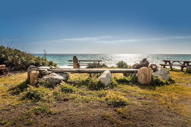 Miejsce odpoczynku ze stołami piknikowymi na wybrzeżu Big Sur w Kalifornii