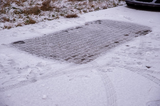 miejsce parkingowe dla samochodu na śniegu