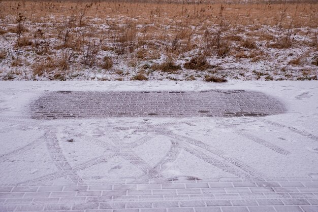 miejsce parkingowe dla samochodu na śniegu