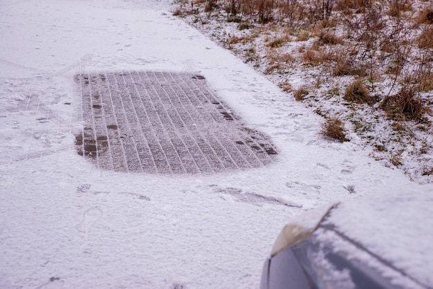 miejsce parkingowe dla samochodu na śniegu