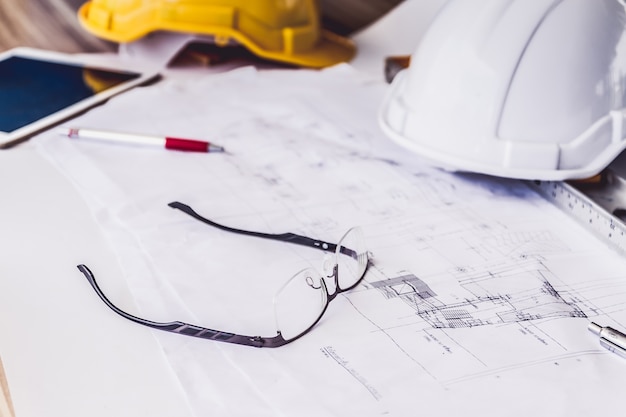Miejsce pracy architekta - projekt architektoniczny, narzędzia inżynierskie na stole.