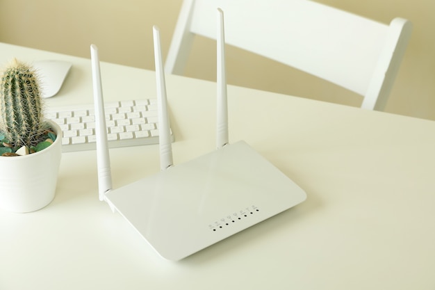 Zdjęcie miejsce pracy z routerem wi - fi na białym stole