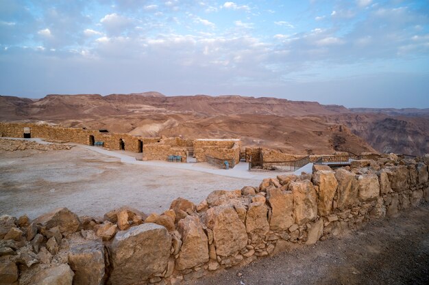 Miejsce wykopalisk w kompleksie Masada. Starożytna żydowska forteca na szczycie skały. Działalność archeologiczna w Izraelu. pustynia, bezdroża, nieużytki.