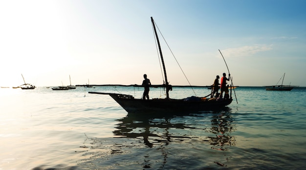 Miejscowi Mieszkańcy Afrykańskiej Wioski Wypływają Na Ocean, By łowić Ryby Na Swojej Drewnianej łodzi
