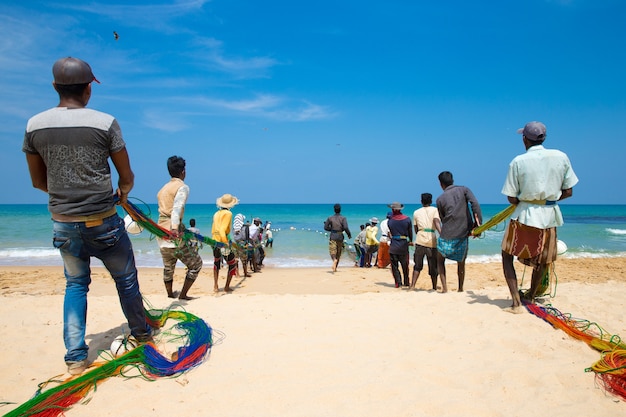 Miejscowi Rybacy Wyciągają Sieci Rybackie Z Oceanu Indyjskiego W Kosgoda Na Sri Lance. Wędkarstwo Na Sri Lance To Sposób, W Jaki Zarabiają Na życie.