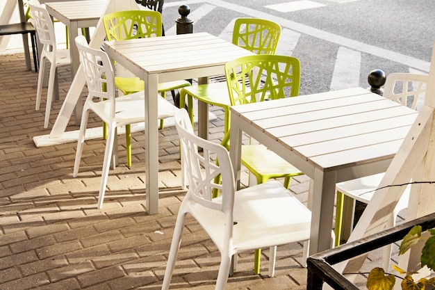 Miejska kawiarnia uliczna ze stołem i krzesłem