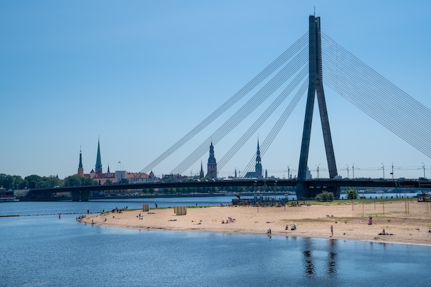 Zdjęcie miejska plaża nad rzeką w rydze na łotwie