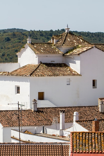 Miejski widok typowych białych domów z glinianymi dachówkami w Hiszpanii.