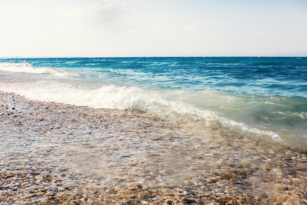 Miękka fala błękitnego oceanu na piaszczystej plaży w tle