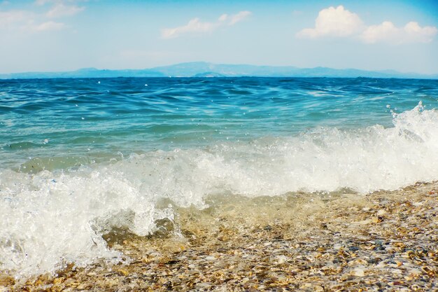 Miękka fala błękitnego oceanu na piaszczystej plaży w tle