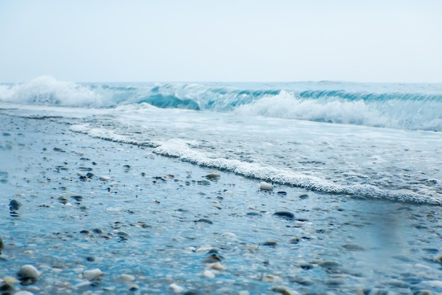 Miękka fala błękitnego oceanu na piaszczystej plaży w tle