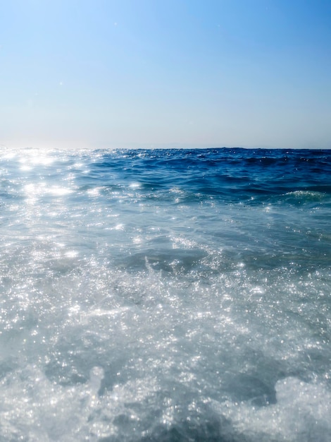 Miękka fala błękitnego oceanu na tle plaży